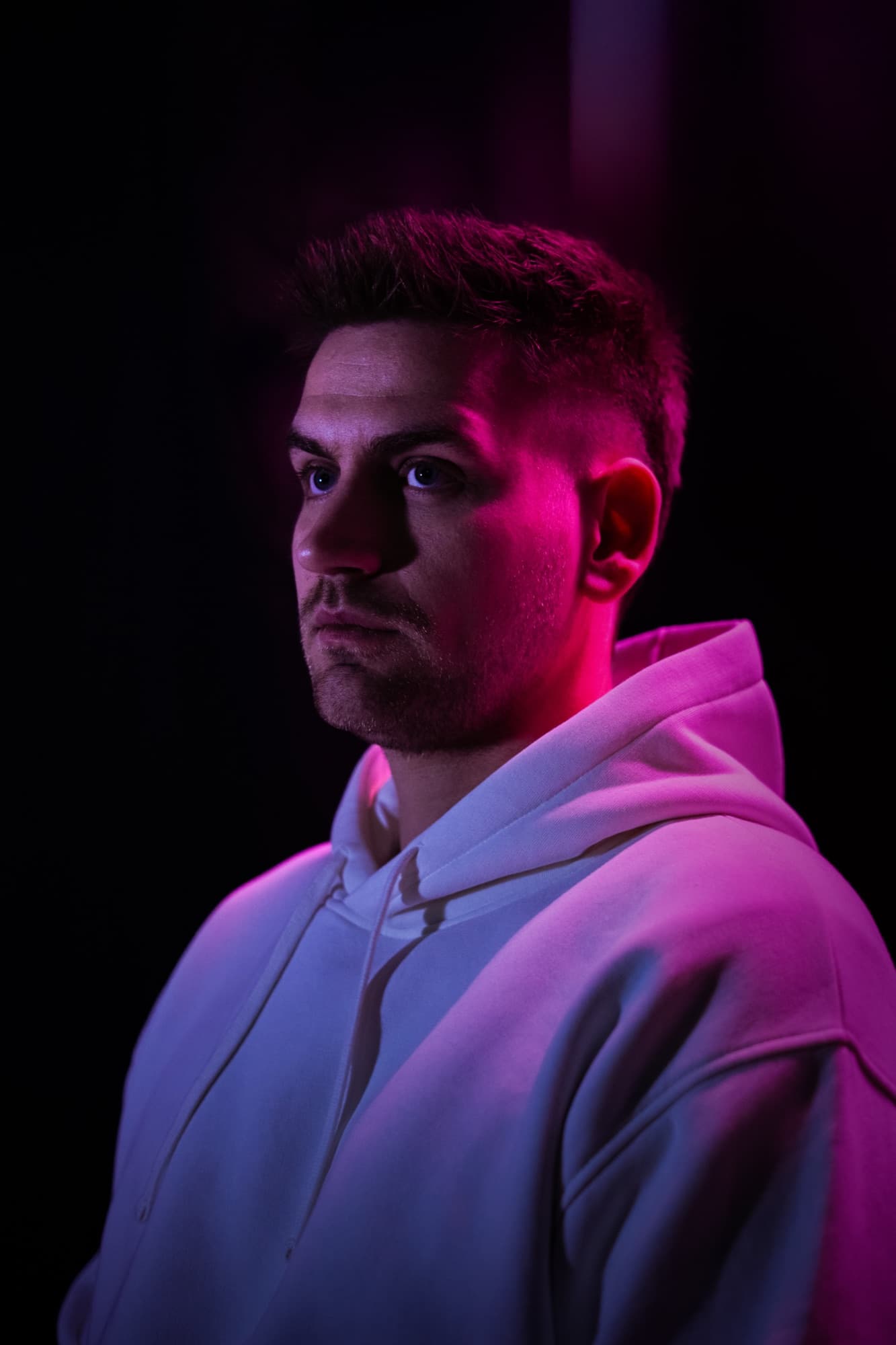 SAMUSE, portrait in pink light